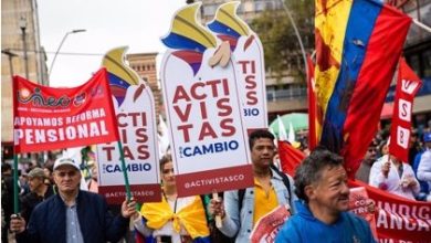 Foto de Miles de personas se manifiestan en Bogotá a favor reformas de Petro |  ACN