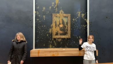 Foto de Dos activistas climáticas arrojan sopa sobre la protección de cristal de la 'Mona Lisa'