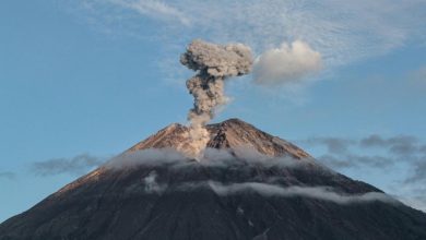 Foto de El volcán ecuatoriano Sangay arroja ceniza y derrama material magmático por su cráter