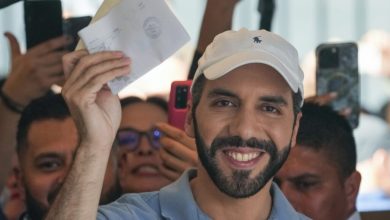 Foto de El presidente de El Salvador, Nayib Bukele, vota para su reelección inmediata