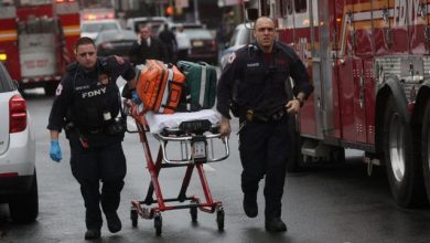 Foto de Hispanos propinan golpiza a dos policías en NY