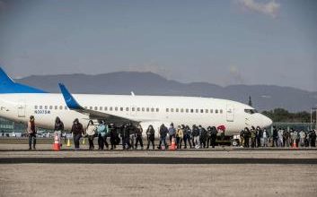 Foto de Cuba recibe 25 migrantes irregulares devueltos por EE.UU. y suma 131 en 2024