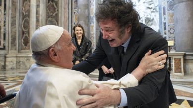 Foto de El papa y Milei se saludaron con un abrazo tras la canonización de “Mama Antula”