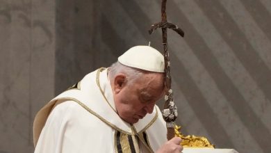 Foto de El papa, con aparente buen estado, lava los pies de 12 mujeres en Jueves Santo en prisión en Roma