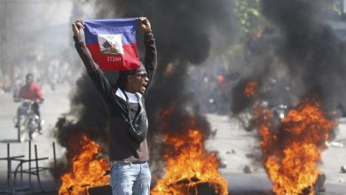 Foto de Decenas de haitianos se manifiestan en Puerto Príncipe para exigir la renuncia de Henry