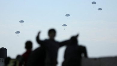 Foto de El lanzamiento desde el aire de ayuda humanitaria sobre Gaza