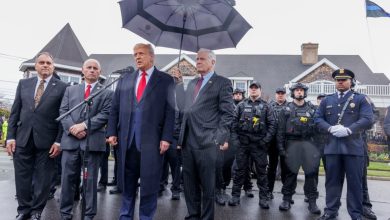 Foto de Trump va a velatorio de policía en NY; critica criminalidad en ciudad |  ACN