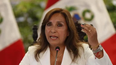 Foto de fiscal y policial que investiga a la presidenta de Perú