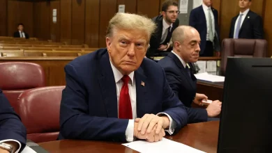 Foto de Trump se sienta en el banquillo del primer juicio penal