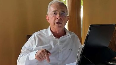 Foto de Uribe afirma juicio en su contra tiene motivaciones políticas