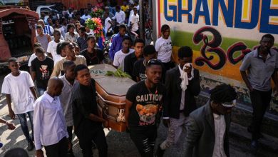 Foto de Haitianos pasan apuros para enterrar a sus seres queridos y hallar consuelo en una capital violenta