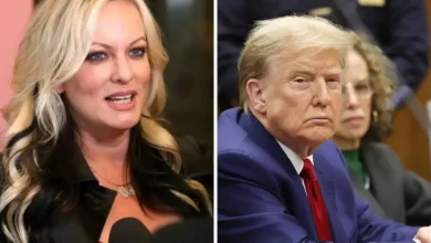 Foto de Stormy Daniels sube al estrado en juicio contra Donald Trump