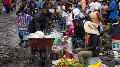 Foto de Vendedores y compradores llenan el mercado de Puerto Príncipe en medio de la basura