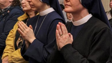 Foto de Monjas españolas siguen a un excomulgado