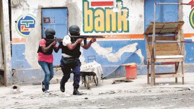 Foto de Tres miembros de la unidad antipandillas de la Policía haitiana mueren en una emboscada