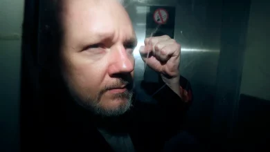 Foto de Julian Assange sale de prisión 14 años después