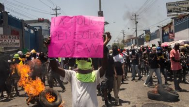 Foto de Cientos de haitianos protestan por el asesinato de tres policías a manos de bandas armadas