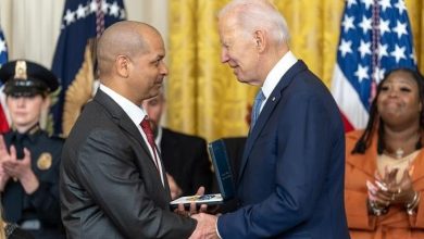 Foto de Policía dominicano del asalto al Capitolio hace campaña por Biden