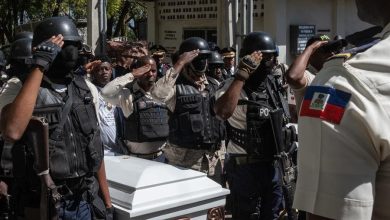 Foto de Primer ministro haitiano asiste al funeral de 3 policías