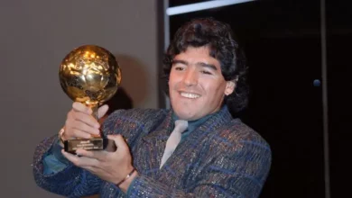 Foto de Balón de Oro de Maradona que iba a ser subastado en Francia