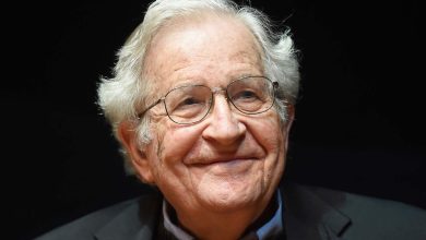 Foto de Noam Chomsky es dado de alta de un hospital de São Paulo