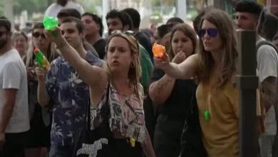 Foto de Miles de manifestantes le lanzaron agua turistas