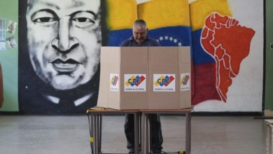 Foto de Comienzan a cerrar los centros de votación activados para las presidenciales en Venezuela