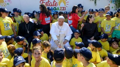 Foto de Papa visita a los niños del campamento de “Don Quijote”