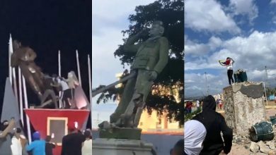 Foto de Manifestantes derriban estatuas de Hugo Chávez en Venezuela |  ACN