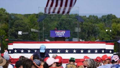 Foto de Trump celebra protegido por vidrio antibalas su primer mitin