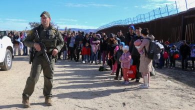 Foto de Un juez de Texas bloquea temporalmente un plan de regularización de inmigrantes de Biden