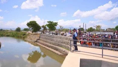 Foto de Primer Ministro Garry Conille supervisa el canal del río Masacre