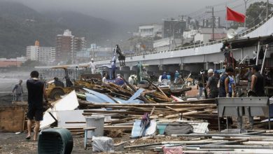 Foto de Tifón azota Japón con lluvias torrenciales y fuertes vientos en su lento