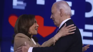 Foto de Biden cede el testigo a Kamala Harris en un emotivo discurso