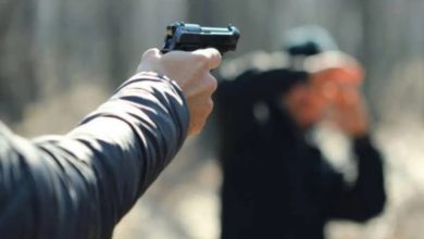 Foto de 3 hermanos contratan a un sicario para matar a su padre