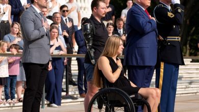 Foto de Harris fustiga a Trump por tomarse fotos en cementerio |  ACN