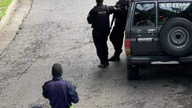 Foto de Opositores asilados denuncian que policías "asedian" la residencia de Argentina en Caracas