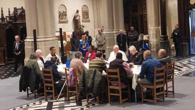 Foto de El papa desayuna con las personas sin hogar en la parroquia de San Gilles en Bélgica