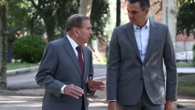 Foto de Sánchez recibe a González y garantiza que España seguirá defendiendo la democracia