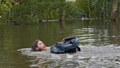 Foto de Habitantes de Florida se abren paso por calles inundadas y recogen escombros tras paso de Milton