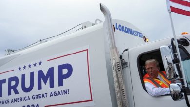 Foto de Trump llega a un mitin en un camión de basura