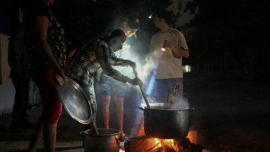 Foto de Cubanos esperan llegada de la electricidad y entrada huracán