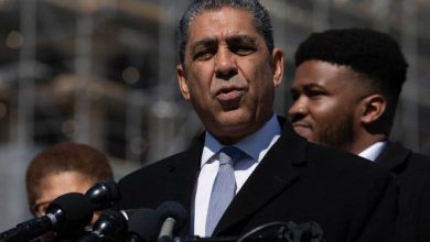 Foto de Espaillat llama a los latinos en EE. UU. a no votar por Trump