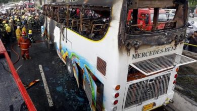 Foto de Tailandia recupera los cadáveres de una veintena de escolares tras arder su autobús