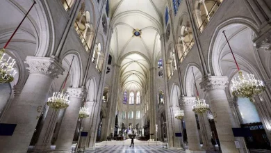 Foto de catedral diáfana de muros blancos