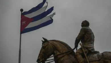 Foto de Rafael golpea a Cuba como un potente huracán categoría 3, y deja sin luz a la isla