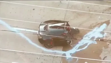 Foto de Un McLaren terminó partido en dos tras chocar en una zona escolar de Dallas: sus ocupantes murieron