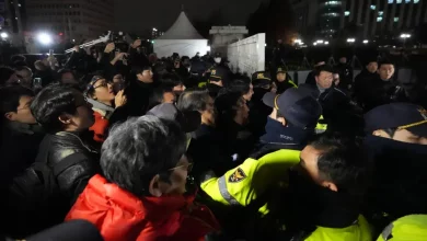 Foto de manifestante exigen renuncia del presidente frente al Congreso