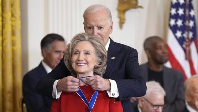 Foto de Critican Biden haya otorgado medallas a Soros y a Hillary |  ACN