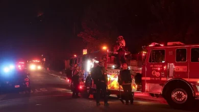 Foto de Hollywood Hills y otros fuegos arden sin control en la zona de Los Ángeles